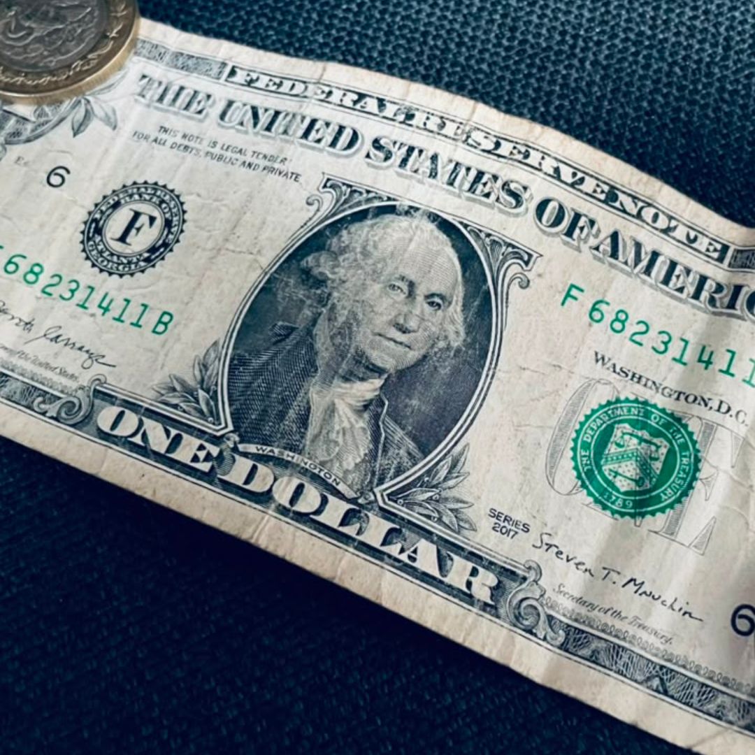 El precio del dólar estadounidense cambia durante toda la jornada