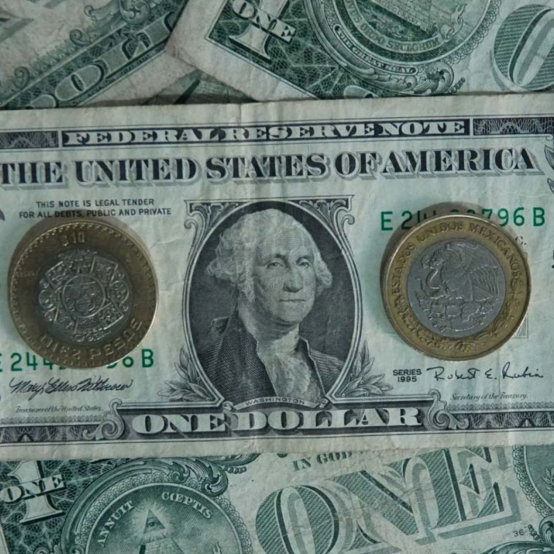 Dólar y pesos mexicanos