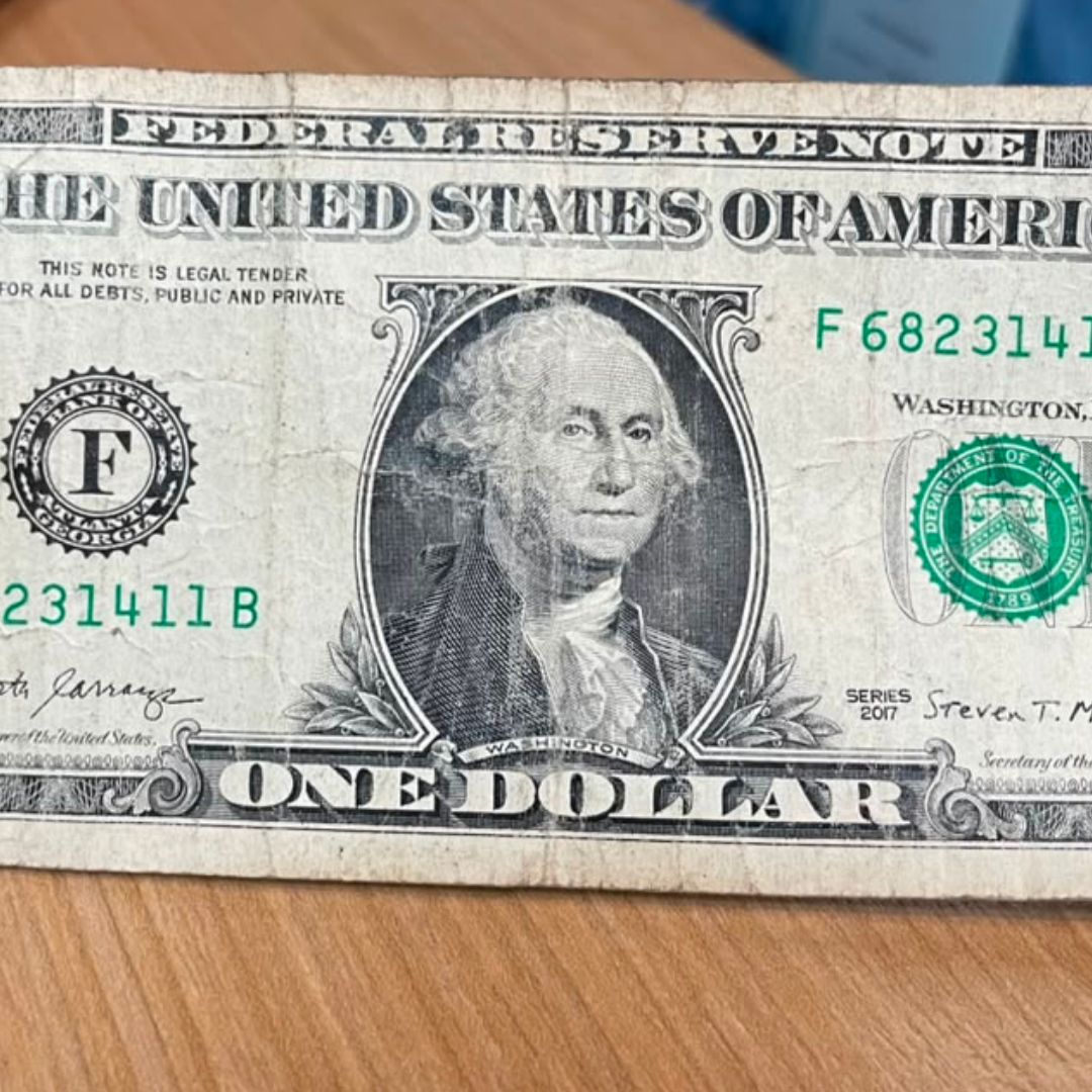 El precio del dólar estadounidense cambia durante toda la jornada
