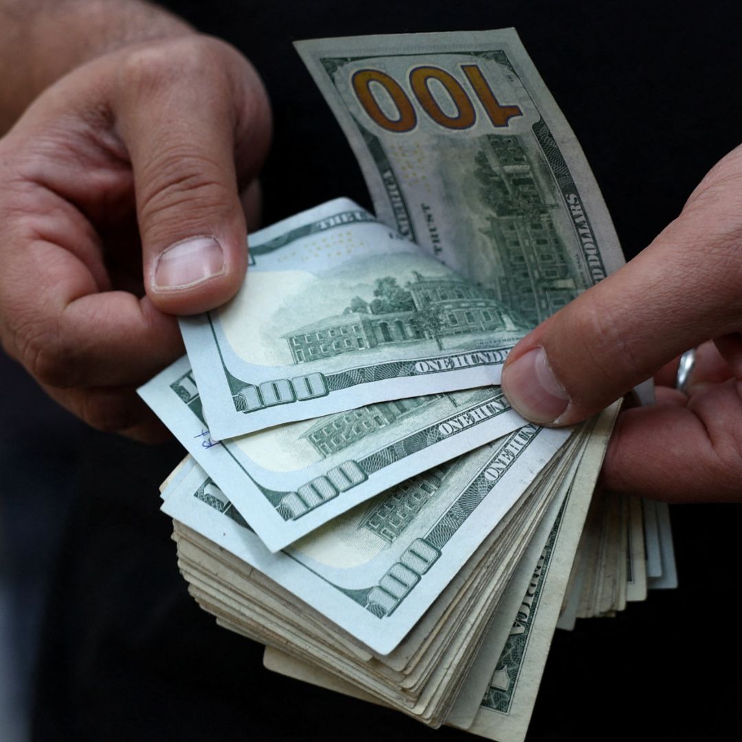 Un fajo de billetes de 100 dólares