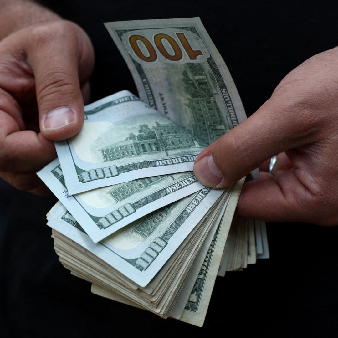 El precio del dólar estadounidense cambia durante toda la jornada