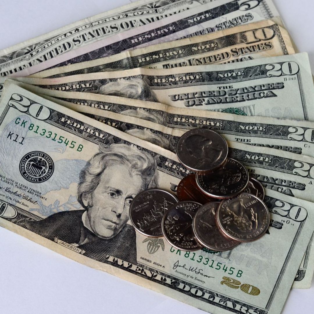 Billetes de 20 dólares y monedas de un cuarto de dólar