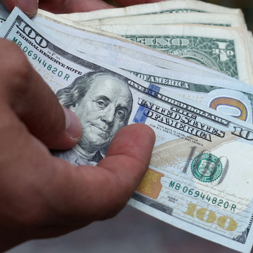 El precio del dólar estadounidense cambia durante toda la jornada