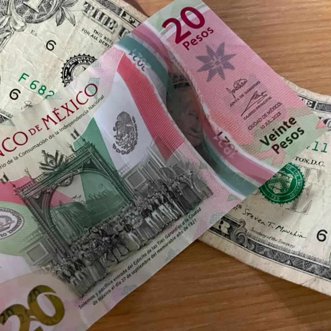 Billetes de un dólar estadounidense y 20 pesos mexicanos