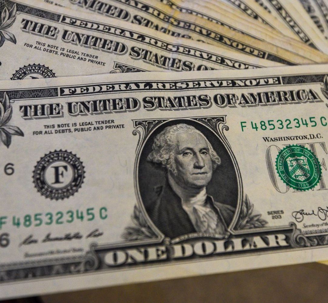 Un fajo de billetes de un dólar