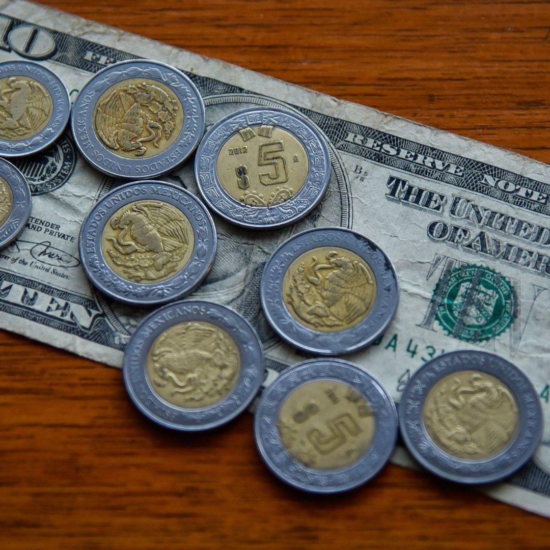 Pesos mexicanos y un dólar estadounidense