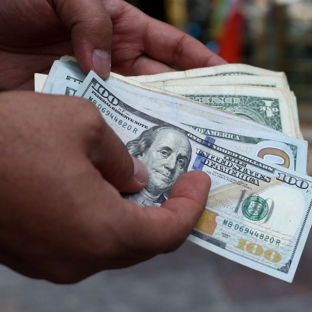El precio del dólar estadounidense cambia durante toda la jornada