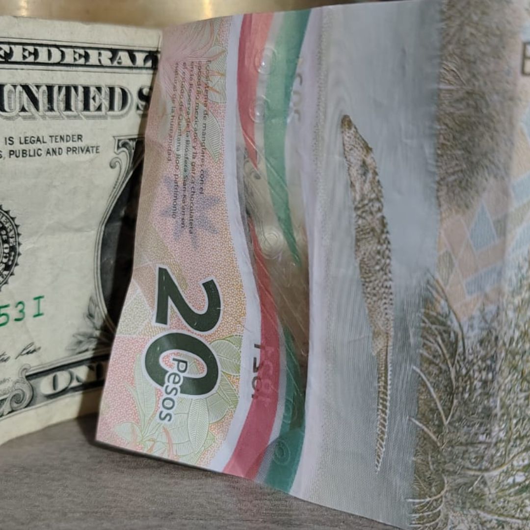 BIllete de un dólar estadounidense y un billete de 20 pesos mexicanos