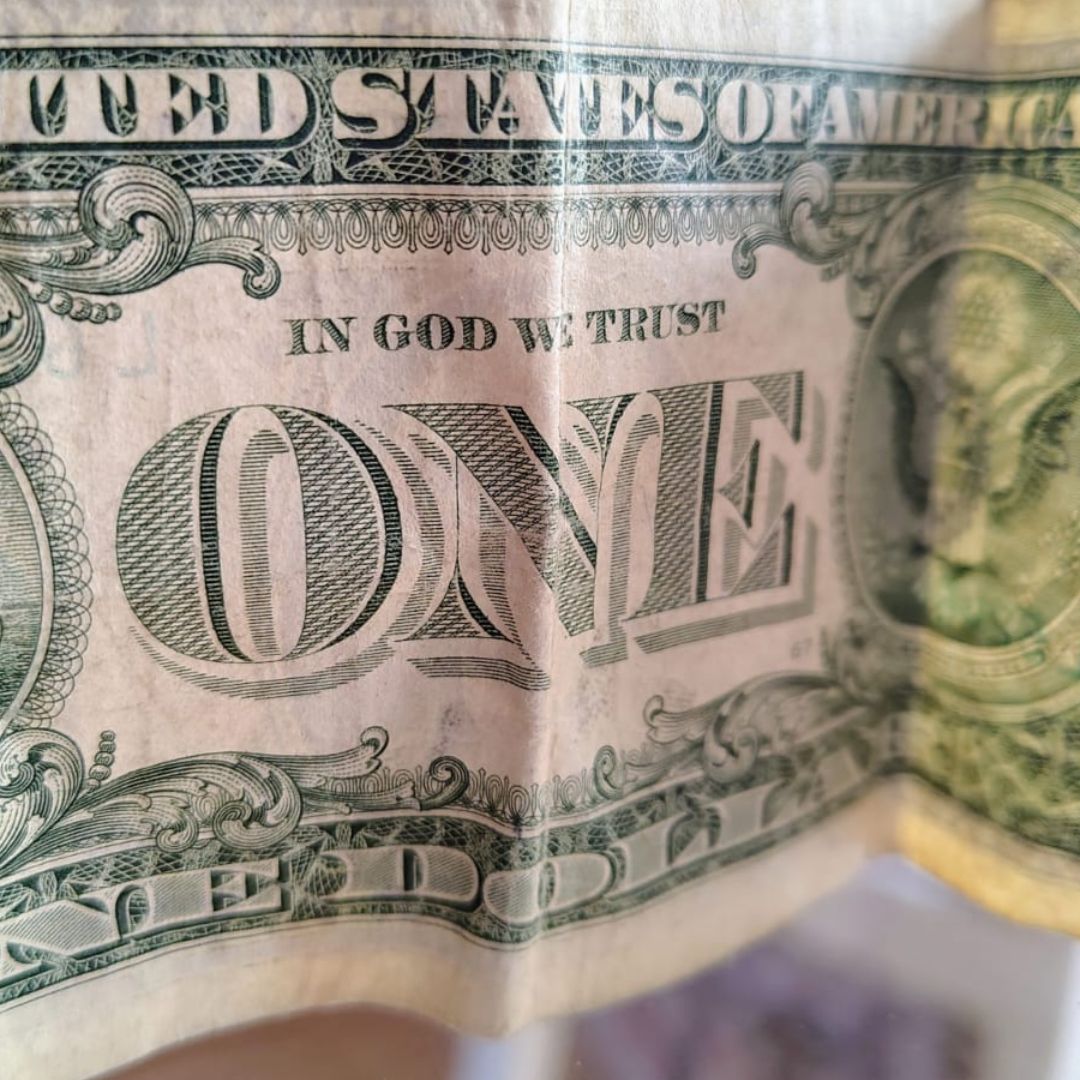 El precio del dólar estadounidense cambia durante toda la jornada