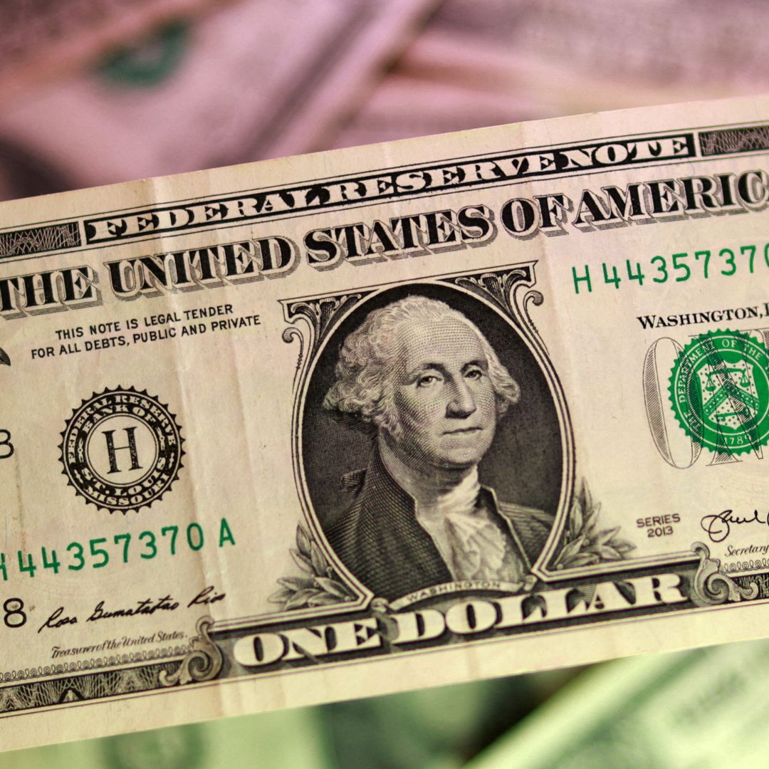 El precio del dólar estadounidense cambia durante toda la jornada