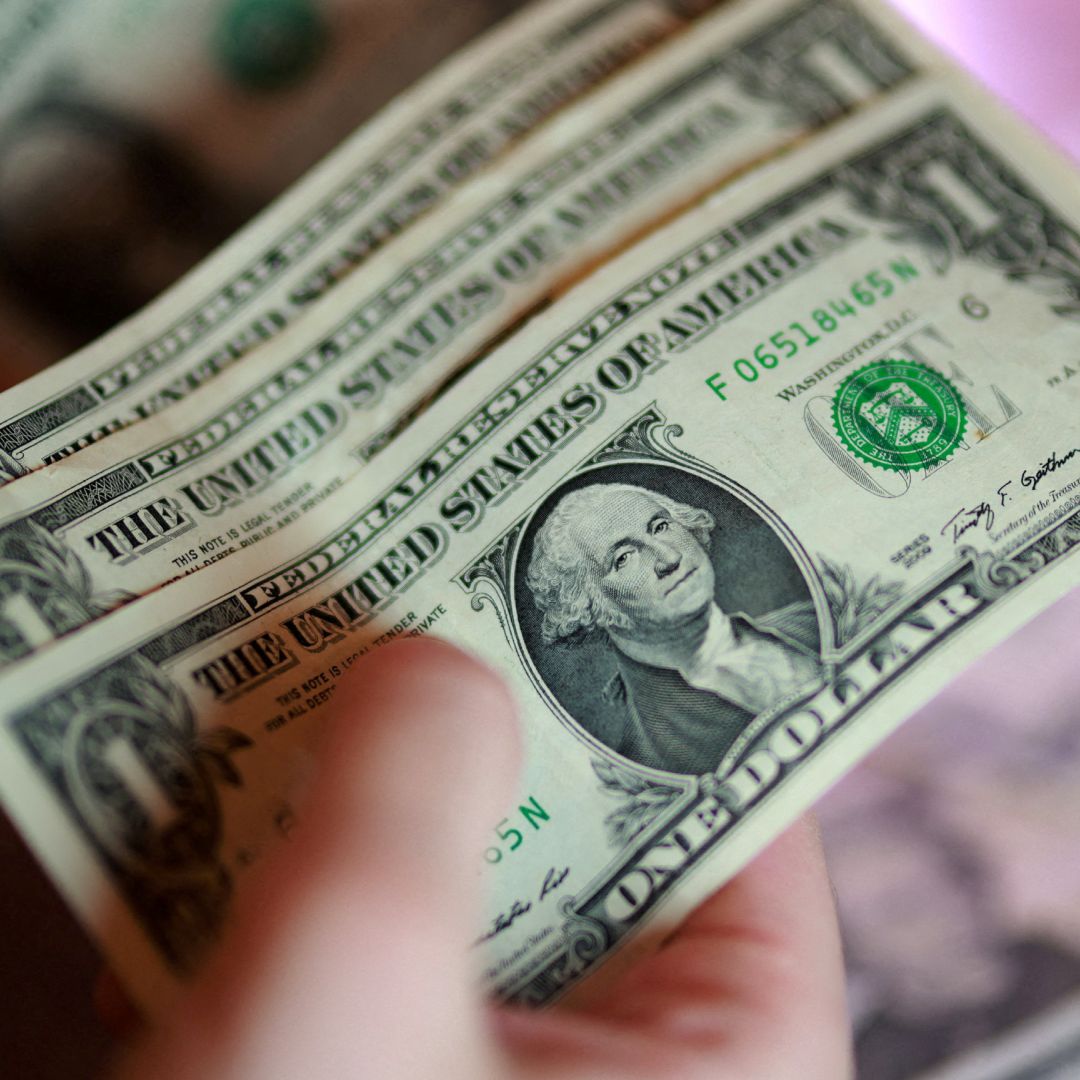 Una persona manipula billetes de un dólar