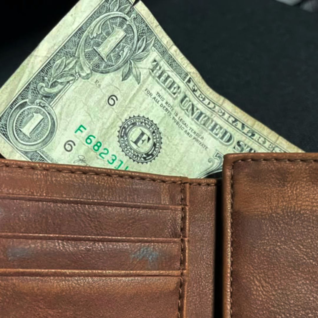 Un billete de un dólar en una cartera café