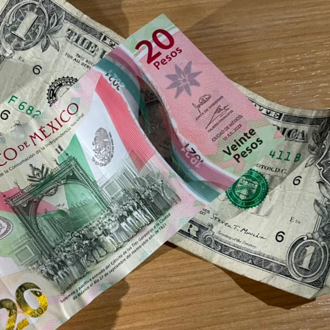 Billete de un dólar y billete de 20 pesos mexicanos