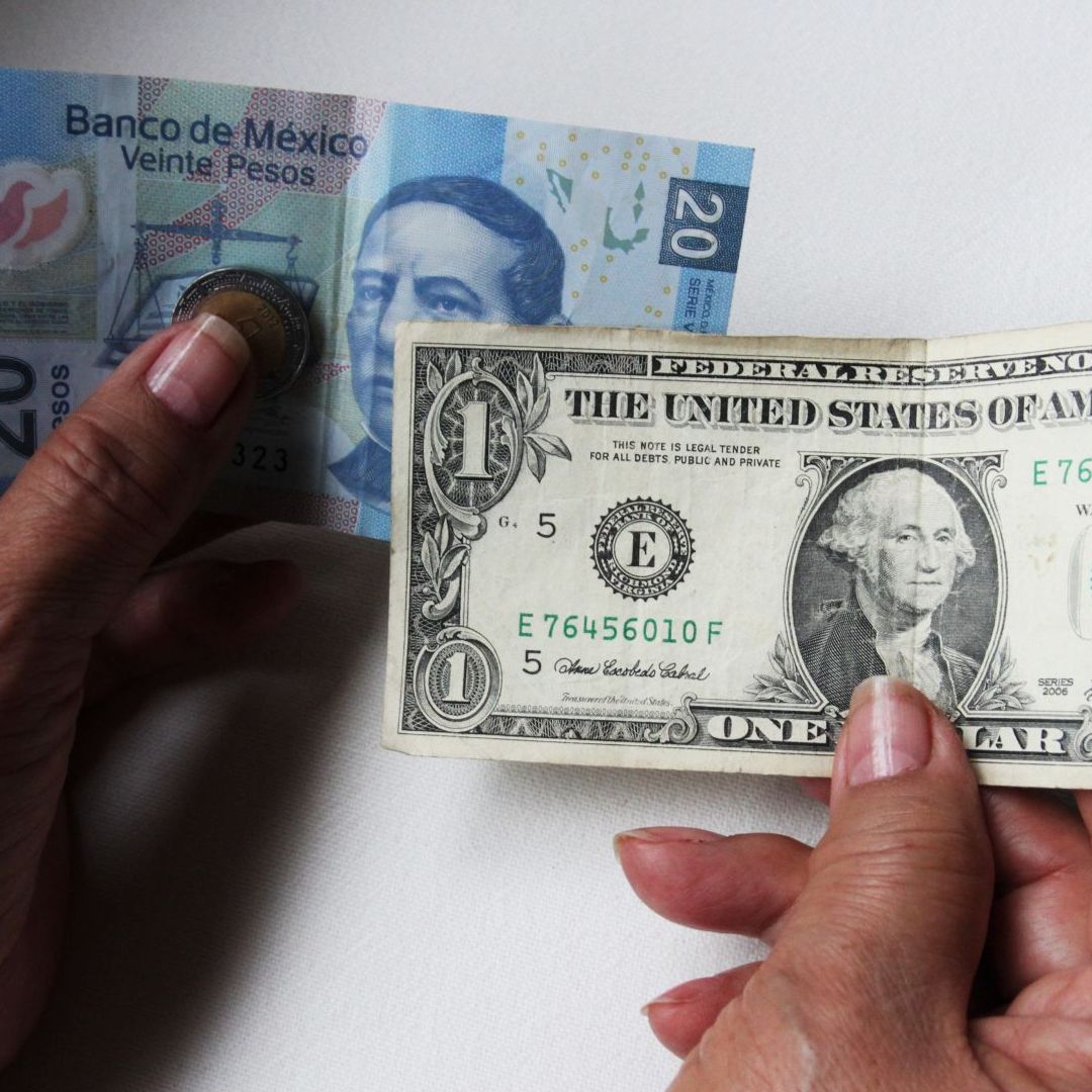 Comparación entre un billete de 20 pesos y de un dólar estadounidense