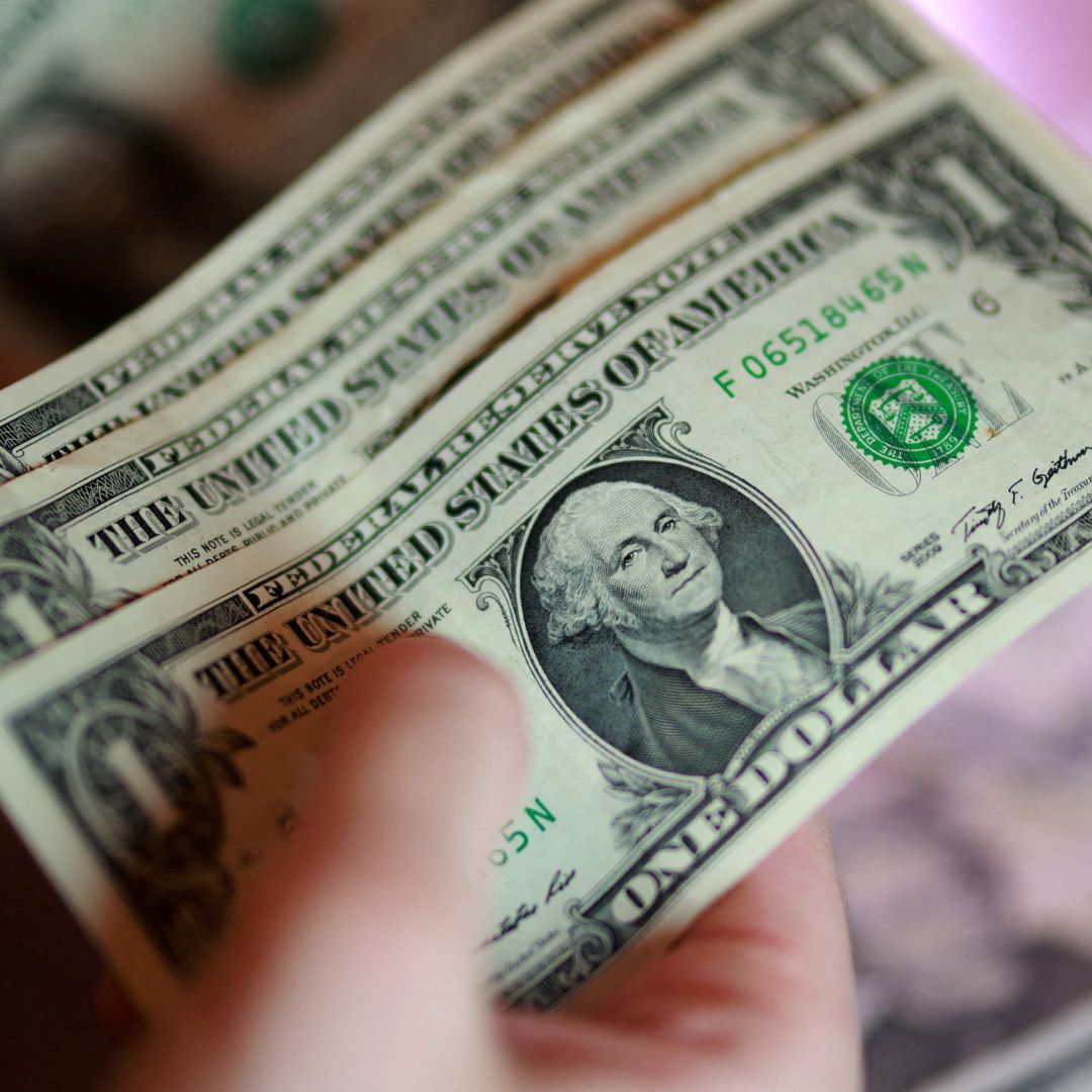 El precio del dólar estadounidense cambia durante toda la jornada