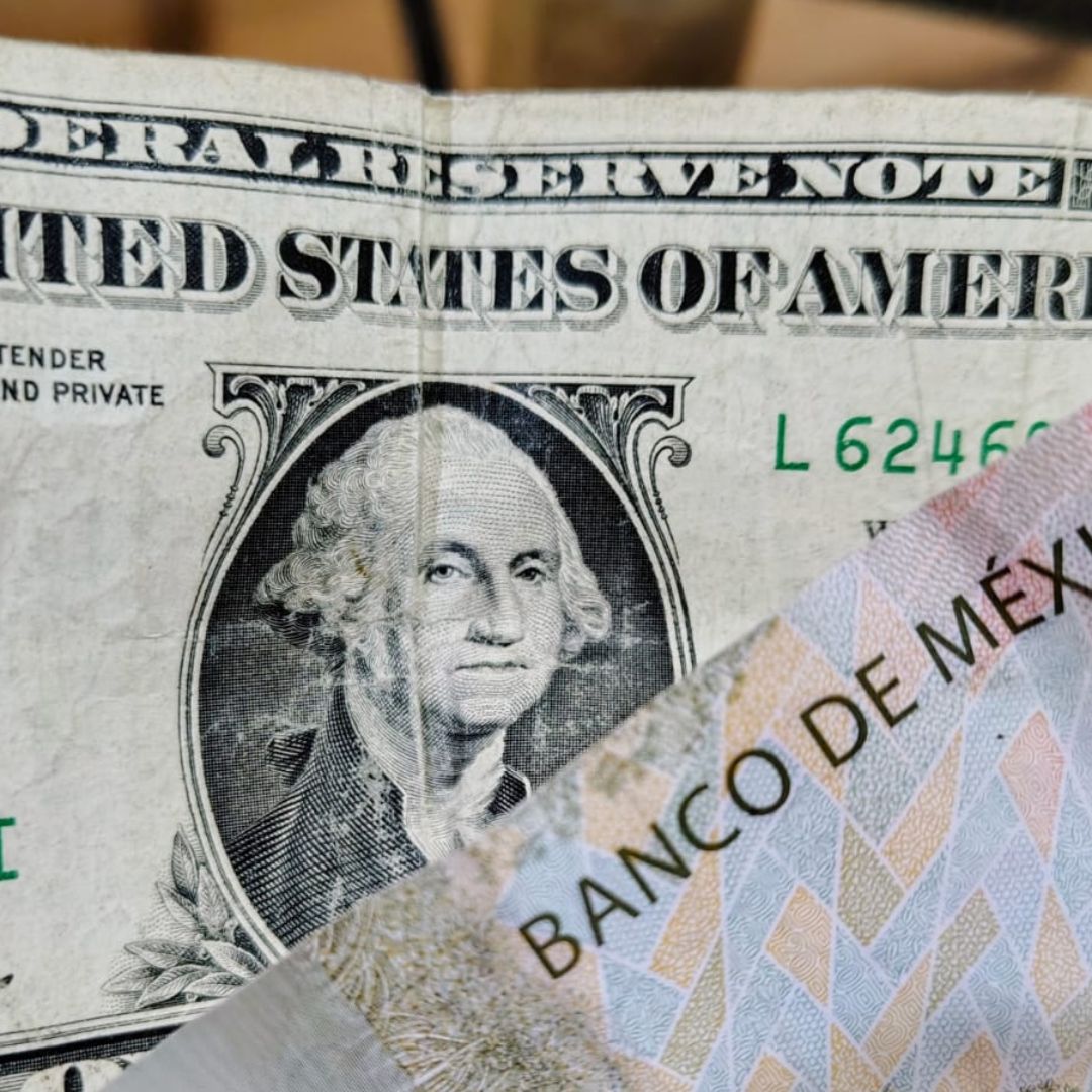 Billete de un dólar y billete de 20 pesos mexicanos