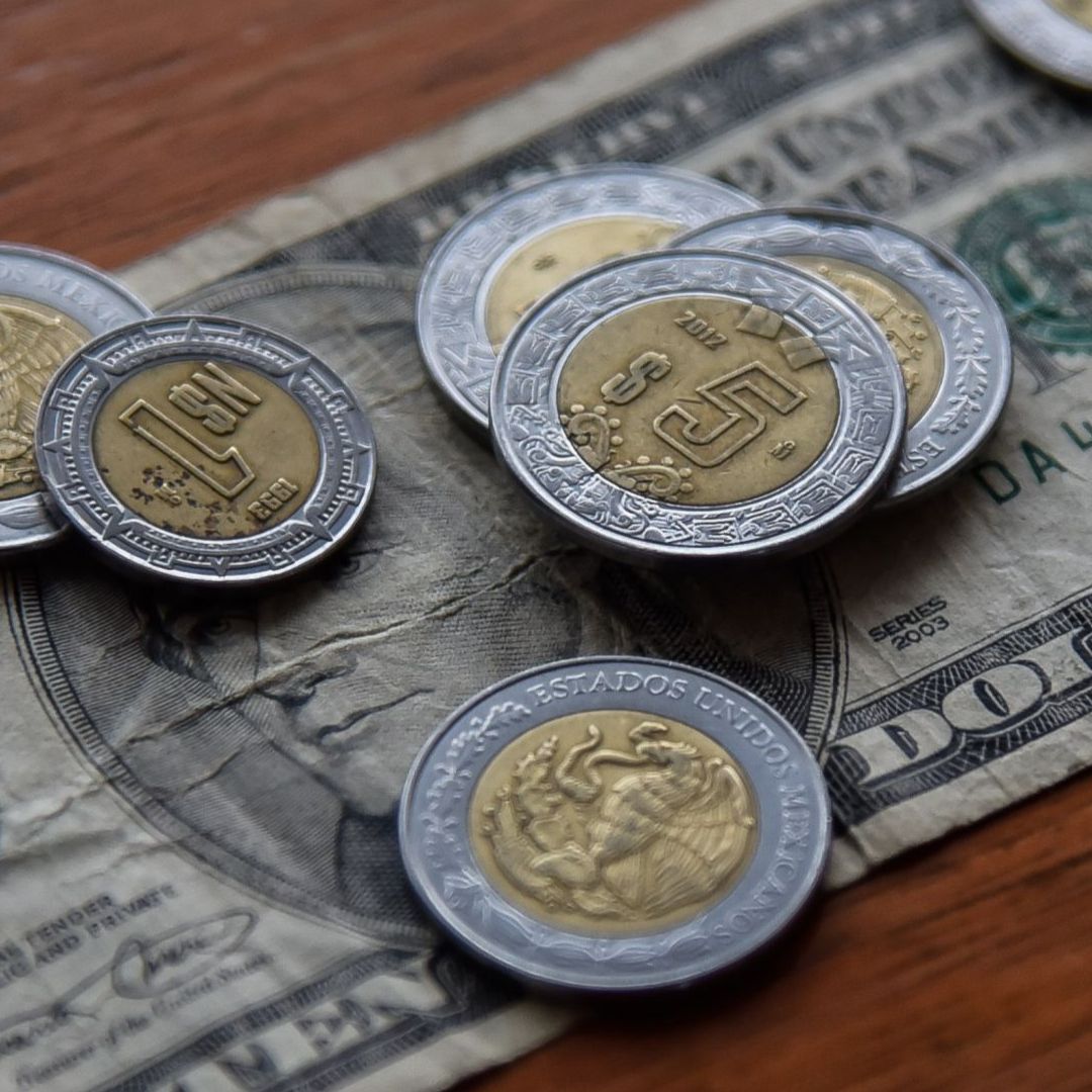 Pesos mexicanos y un dólar estadounidense