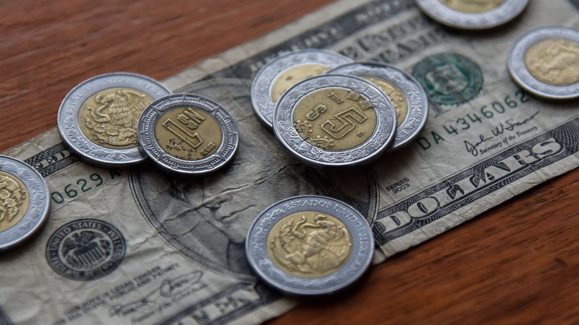 Pesos mexicanos y un dólar estadounidense