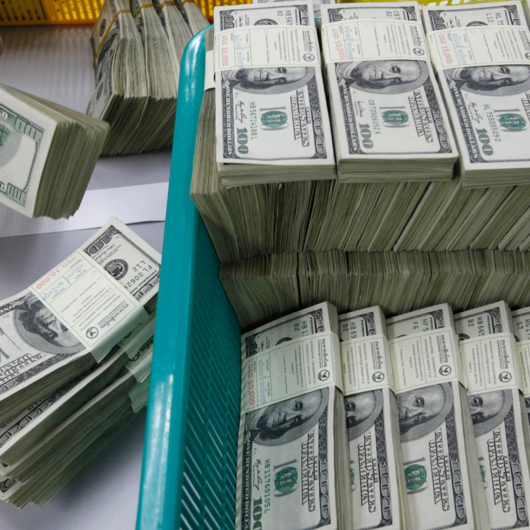 El precio del dólar estadounidense cambia durante toda la jornada