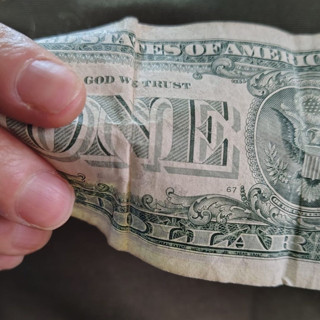 BIllete de un dólar estadounidense y un billete de 20 pesos mexicanos