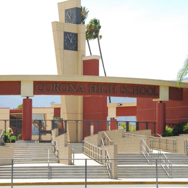 Preparatoria Corona High School en California