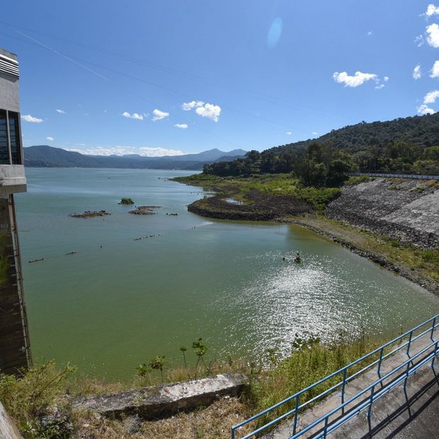 Aspectos de la Presa Miguel Alemán, en Valle de Bravo, una de las fuentes de almacenamiento que integran el Sistema Cutzamala.
