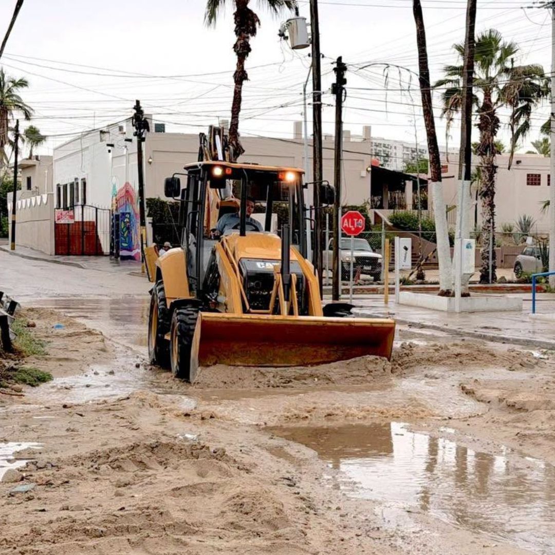 Maquinaria pesada retira arena tras inundación en Los Cabos, BCS