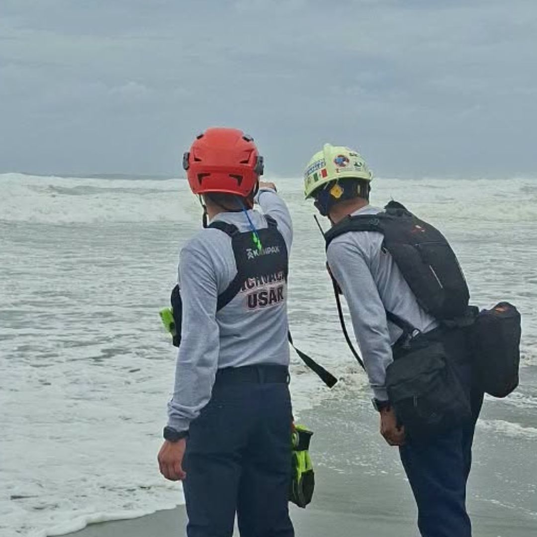 Elementos de Protección Civil de Michoacán observan los efectos del huracán Polo