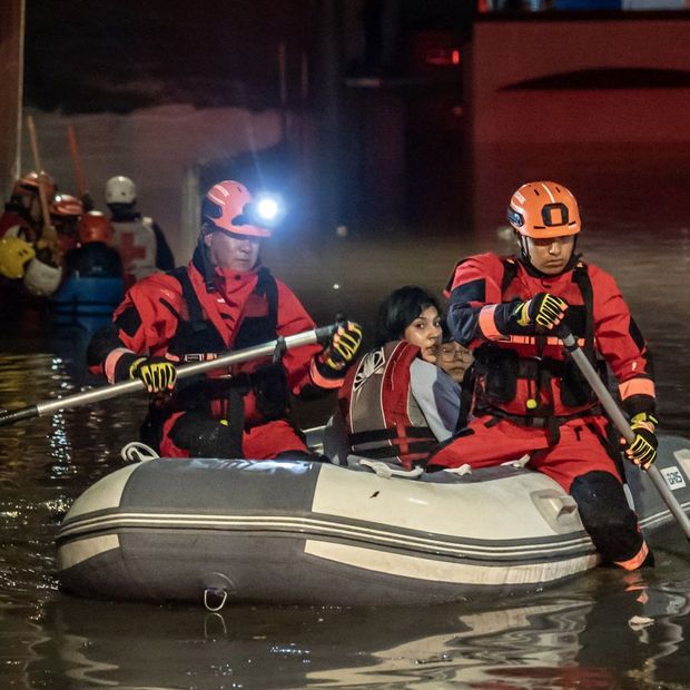 Elementos de rescate apoyan en el traslado de personas atrapadas por inundaciones en Tijuana