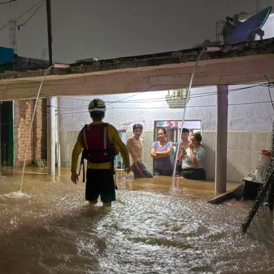 Elementos de Protección Civil de Mazatlán ayudan a una familia afectada por una inundación