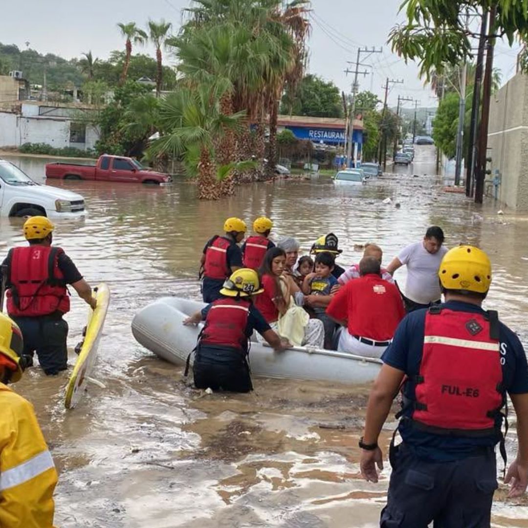 Habitantes de Los Cabos, BCS, son rescatados en lancha