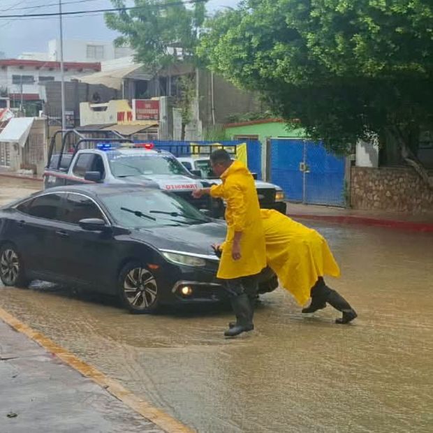 Policías ayudaron a habitantes en Los Cabos ante las lluvias e inundaciones provocadas por Rachel