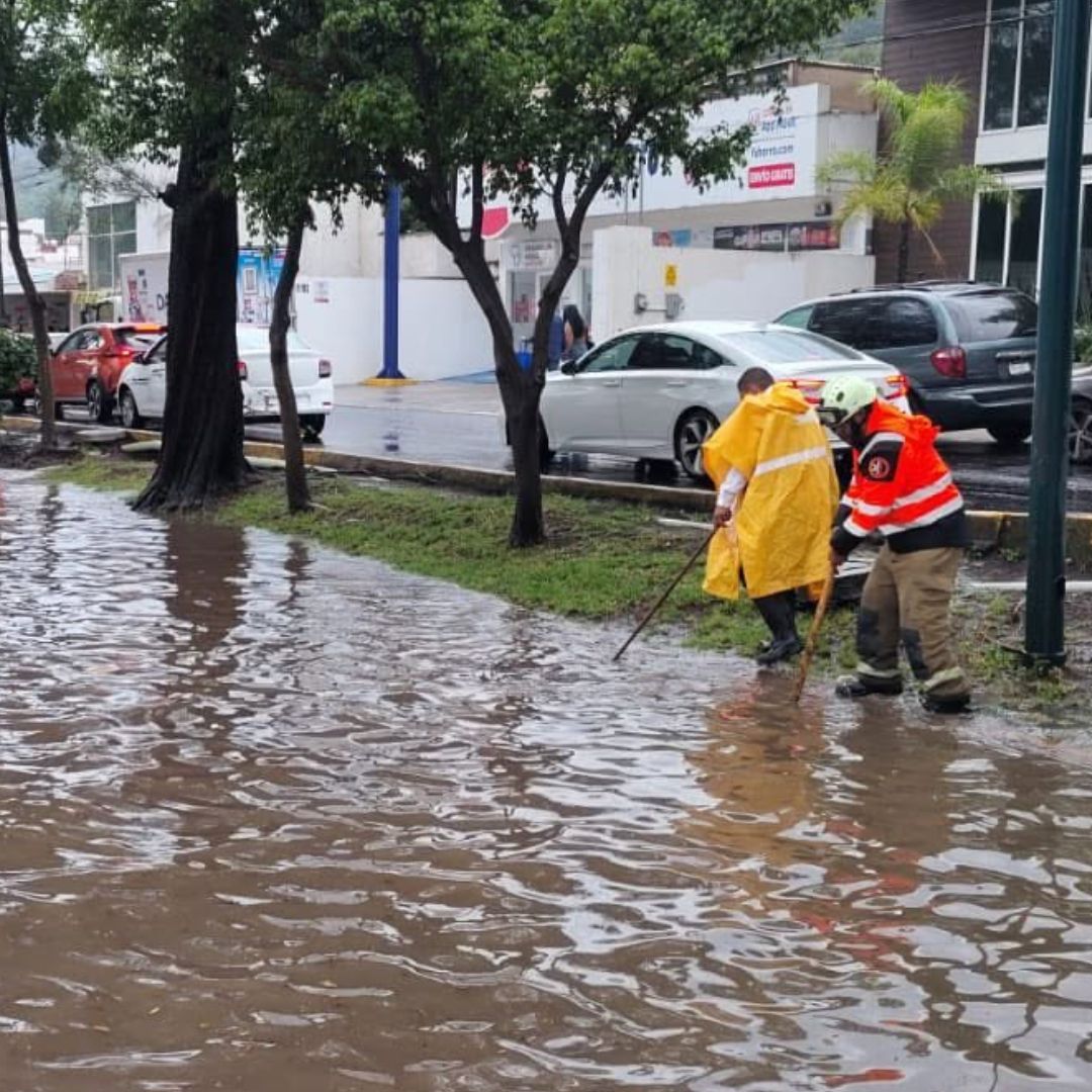 Inundación en avenidas principales en Morelia, Michoacán.