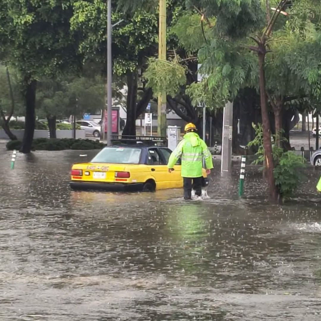 Elementos de Guadalajara atienden una inundación provocada por lluvias