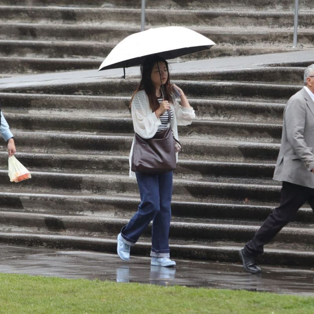 Tres personas caminan bajo la lluvia en CDMX
