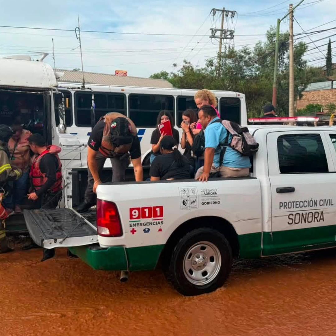Elementos de Protección Civil de Sonora ayudan a pasajeros de una unidad que quedó varada en Nogales
