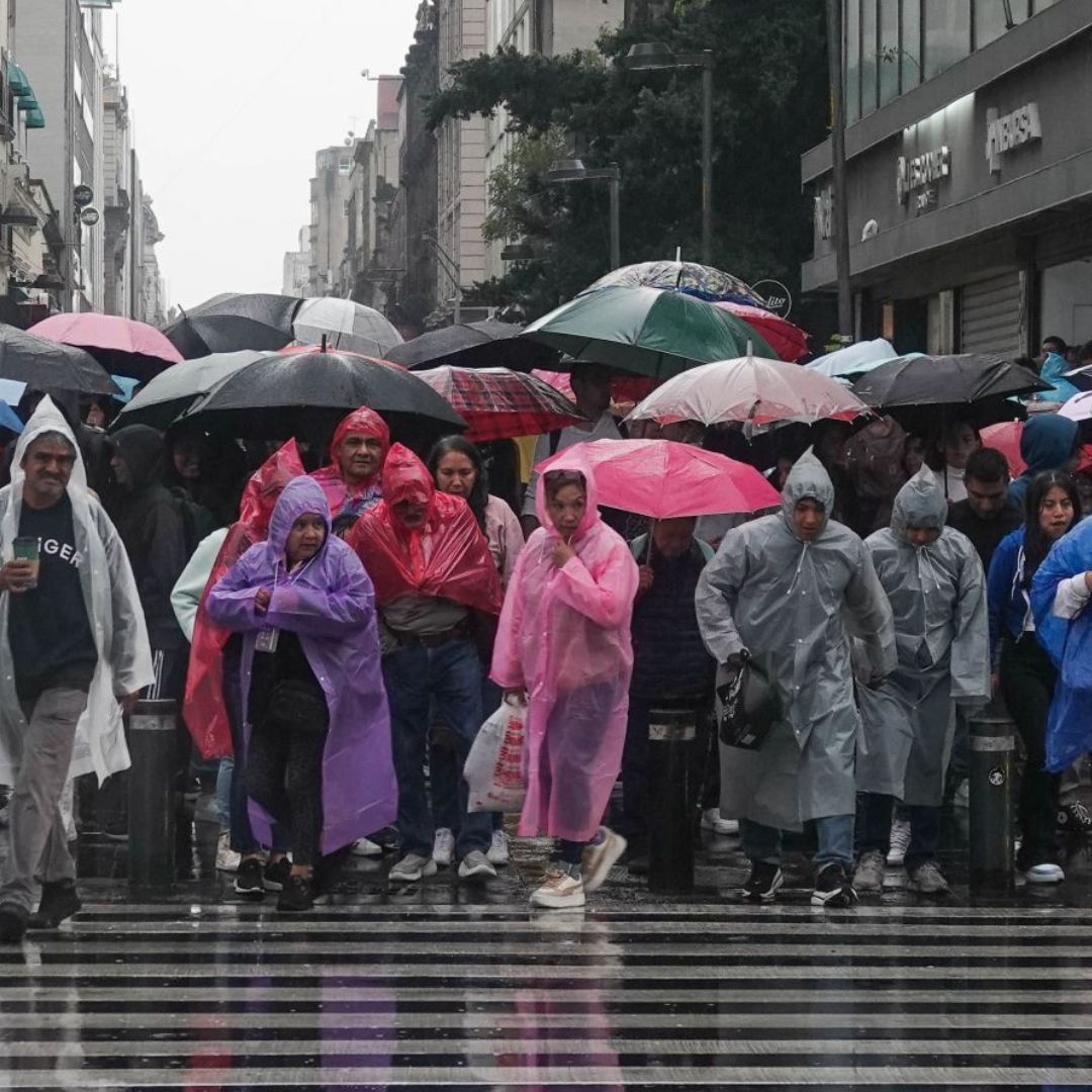 Habitantes de la CDMX se protegen de las fuertes lluvias en la capital mexicana