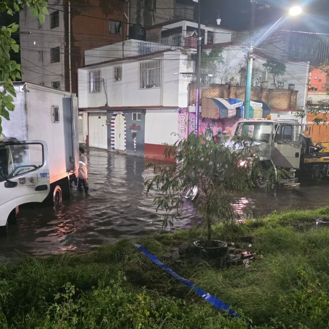 Camions Vactor atienden una inundación en la alcaldía Gustavo A. Madero