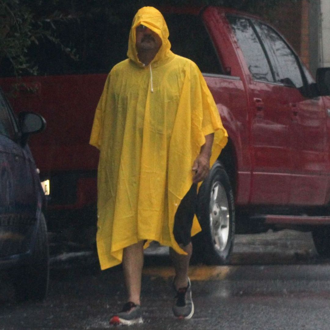 Un hombre usa un impermeable durante una fuerte lluvia en Monterrey, Nuevo León
