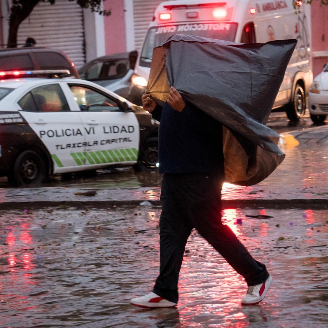 Un hombre se cubre de la lluvia en Tlaxcala