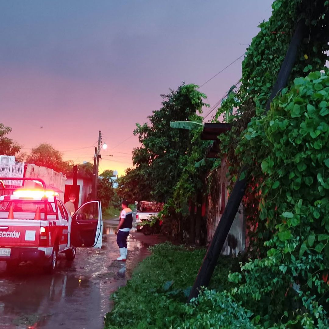 Elementos de Protección Civil de Rosamorada, Nayarit, atienden la caída de un poste debido a las lluvias