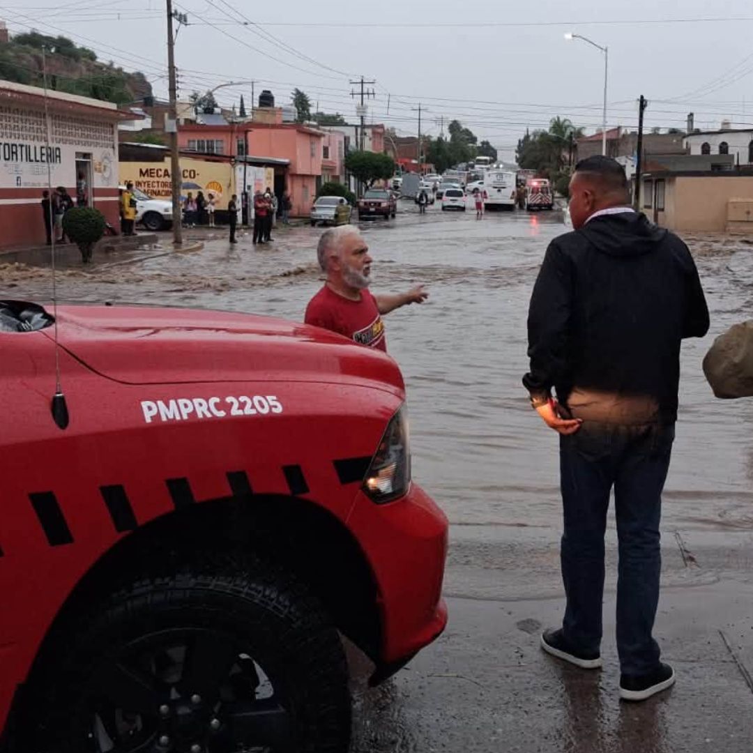 Protección Civil de Durango atienden una inundación generada por las fuertes lluvias en la entidad