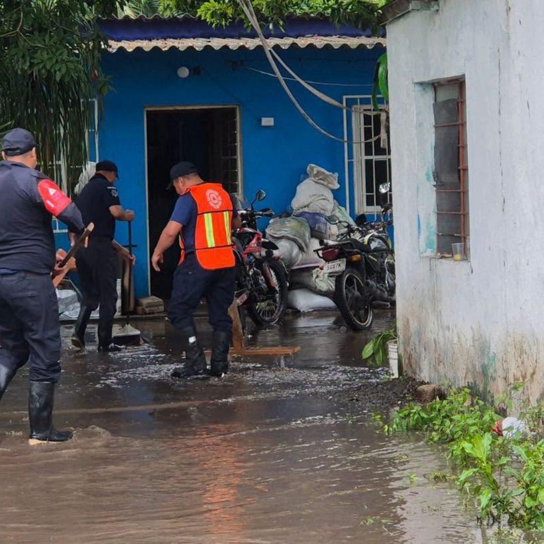Cuadrillas de emergencia ayudan a habitantes en Veracruz tras las fuertes lluvias