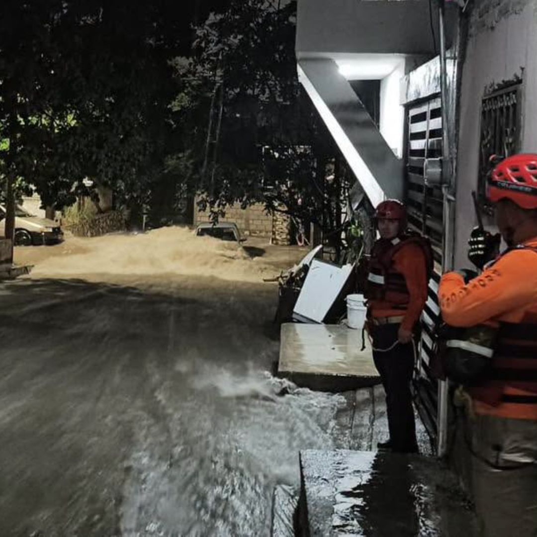 Un automóvil es arrastrado tras el desbordamiento del arroyo Totoposte, en Tuxtla Gutiérrez, Chiapas