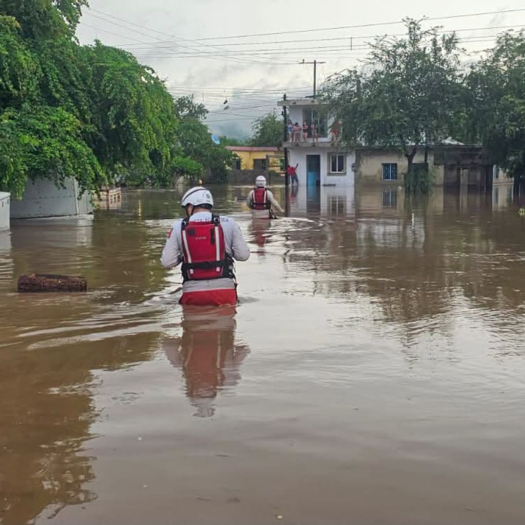 Elementos de Protección Civil realizan recorridos en colonias inundadas en Mazatlán, Sinaloa