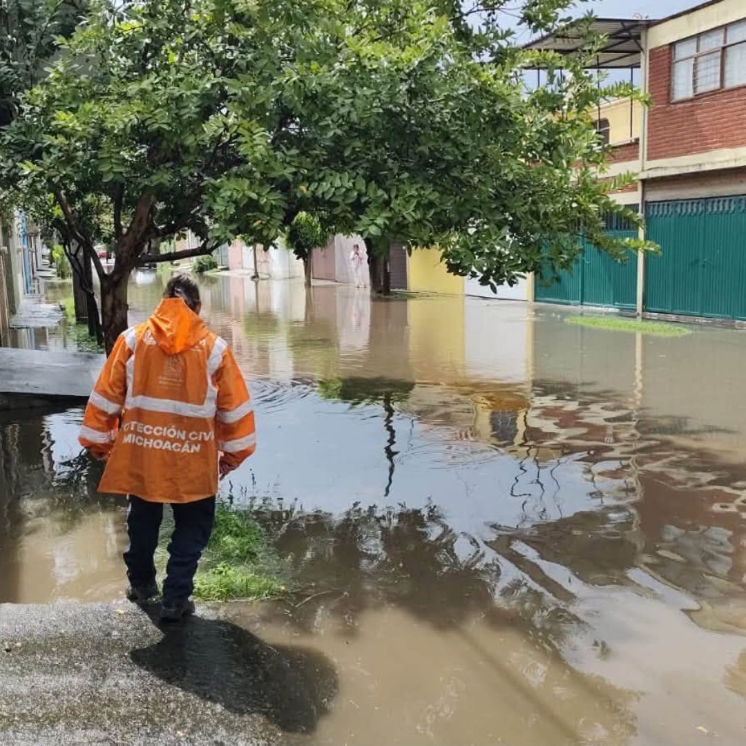 Un elemento de Protección Civil de Michoacán observa una anegación en una colonia de Morelia