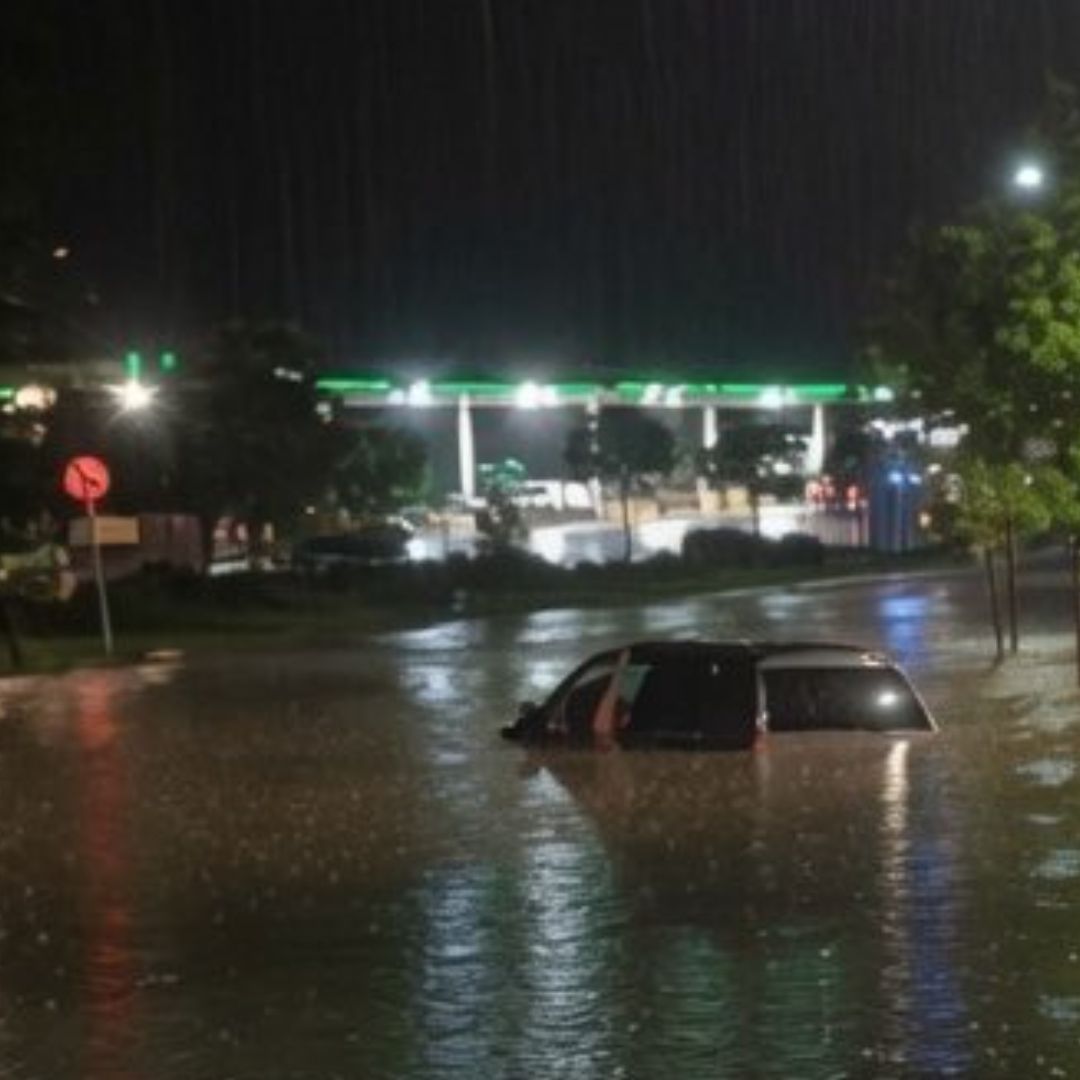 Un auto inundado en una avenida en Santa Fe, Cuajimalpa