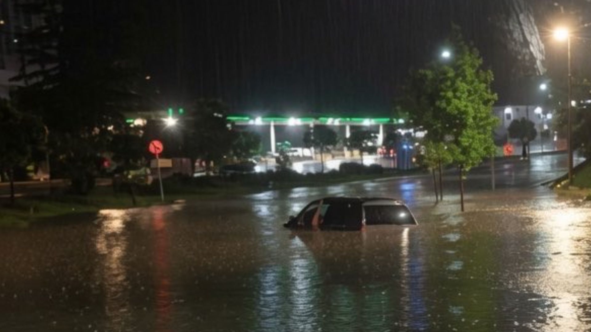 Un auto inundado en una avenida en Santa Fe, Cuajimalpa