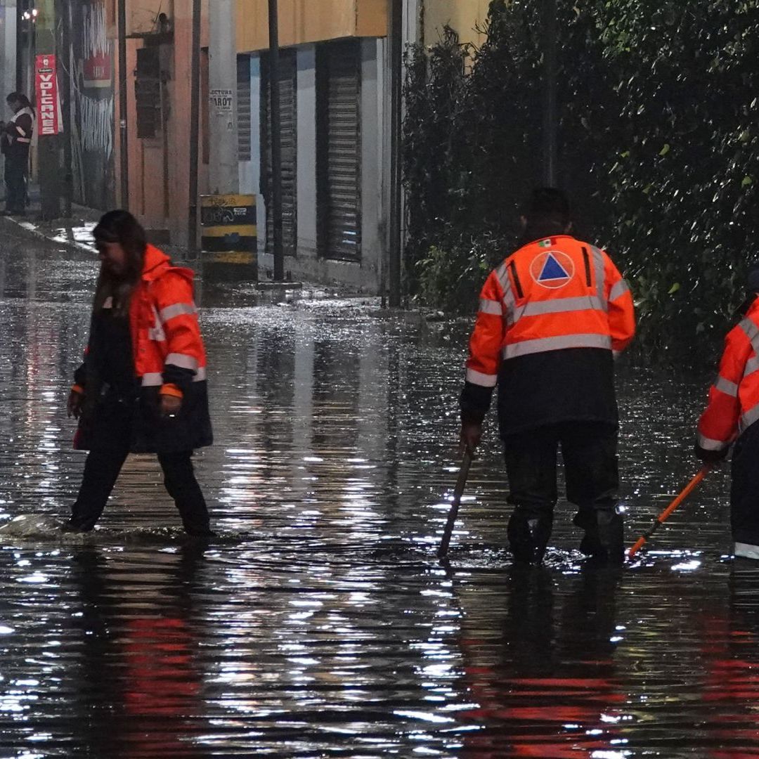 Elementos de Protección Civil de la CDMX atienden una inundación