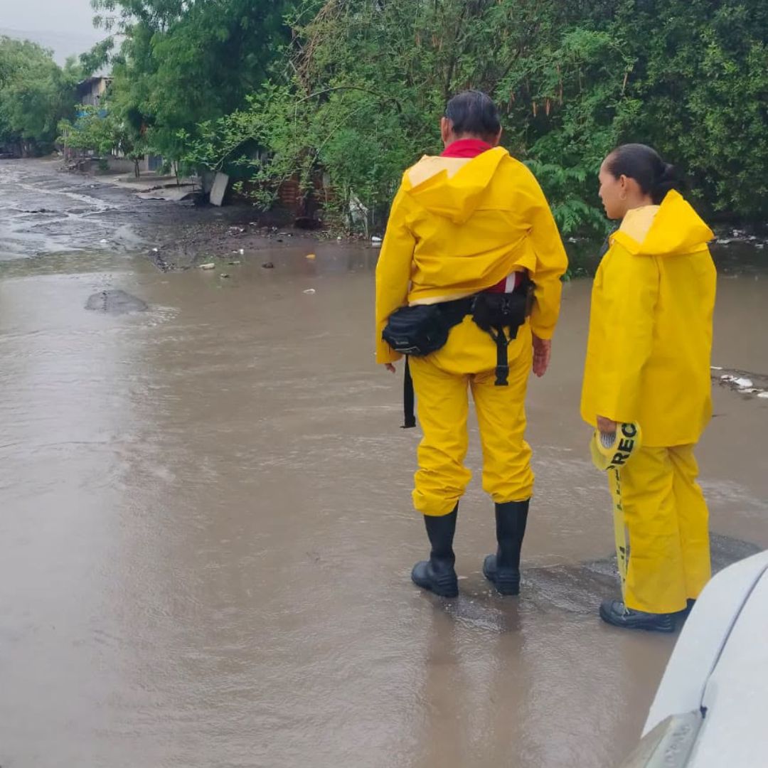 Equipos de emergencia y Protección Civil atienden una alerta por inundación en Apatzingán, Michoacán